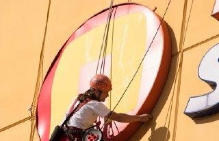 RETIRADA DE LOGOTIPO 2